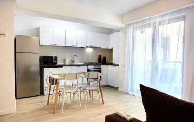 Ansprechende und vollständig renovierte 1,5-Raum-Wohnung mit Balkon und Einbauküche in Upahl
