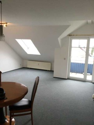 Sehr gepflegte 3-Zimmer-Dachgeschosswohnung mit Balkon und EBK in Grafenrheinfeld