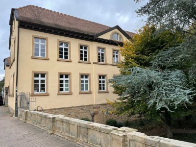 Büroeinheit mit kleiner integrierter Wohnung in renoviertem Altbau