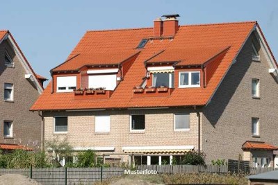 Mehrfamilienhaus mit Garagengebäude in guter Wohnlage