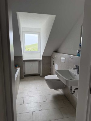 Moderne 4-Zimmer-Dachgeschosswohnung mit Weitblick und Einbauküche in Gerlachsheim