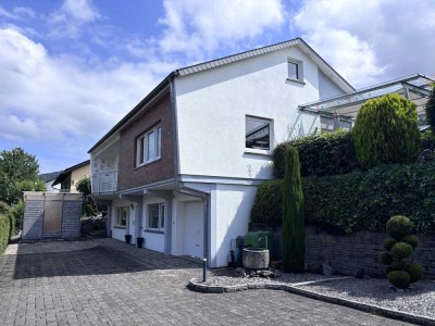 Einfamilienhaus mit Einliegerwohnung, Terrasse und Balkon