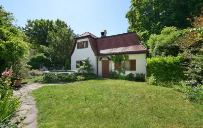 Historisches freistehendes Gartenhaus in der Villenkolonie I in München-Pasing