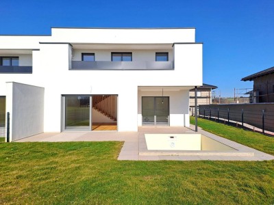ERSTBEZUG! Exklusive Haushälfte mit Klima, Garage, Garten u. Pool