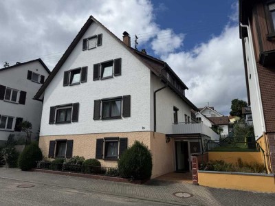 Viel Platz & Gartenparadies: Zweifamilienhaus in Schömberg zum Modernisieren