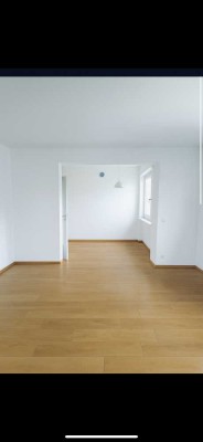 Modernisierte 2.5 Zimmer-Wohnung - teilmöbliert mit EBK, direkt im Grünen