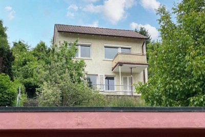 Haus mit Aussicht zum herrichten auf großem Grundstück mit zwei Garagen