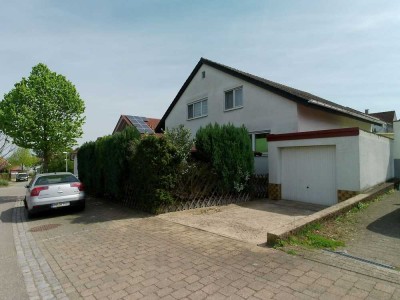 2-3 Familienhaus mit sehr viel Charme, Garagen, Balkon, 2 großen Gärten, Makleranfragen nutzlos!