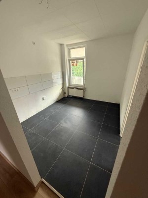 Erstbezug nach Sanierung mit Balkon: freundliche 5,5 Zimmer-Wohnung in Rothebusch