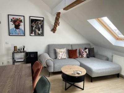 Schöne, lichtdurchflutete Dachgeschosswohnung mit Loggia in der Nürnberger Südstadt