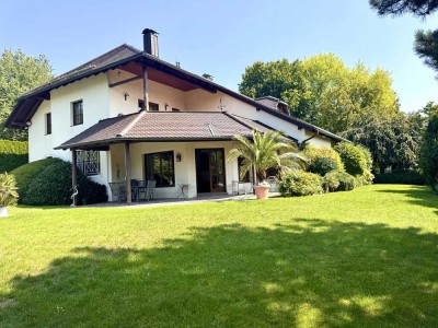 Einmaliges Schmuckstück in traumhafter Lage mit Einliegerwohnung – 8-Raum-Villa in Lappersdorf