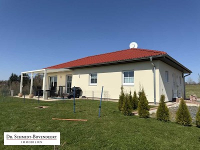 Neubau FingerHaus-Bungalow, A+Niedrigenergie, BJ. 2023 mit zwei Sonnenterrassen und Garage!