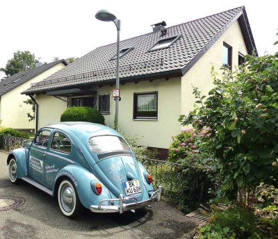 Freistehendes Einfamilienhaus mit Garten und Garage in ruhiger Privatstraße