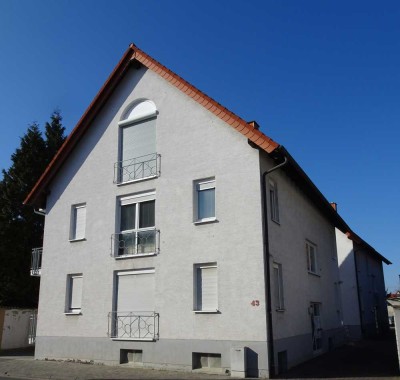 Gepflegte 1,5-Zimmer-DG-Wohnung mit großer Loggia und Einbauküche in Groß-Gerau