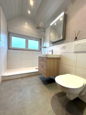 Neues Bad & ruhige Lage - 3,5-Zimmer-Maisonette mit Balkon & Garage