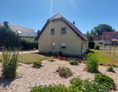 Großzügiges Einfamilienhaus mit Doppelgarage und großem Grundstück zu verkaufen!