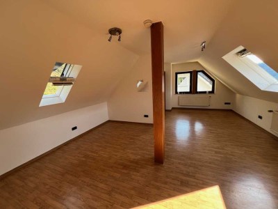 Freundliche 1-Zimmer-Dachgeschosswohnung in Oberfell