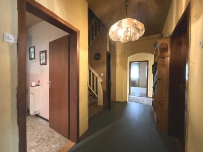 Großes Einfamilienhaus in Zierenberg – ideales Sanierungsobjekt mit Terrasse und Keller.