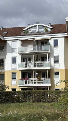 Geschmackvolle 3-Zimmer-Wohnung mit zwei Balkonen und Einbauküche in Kleinmachnow