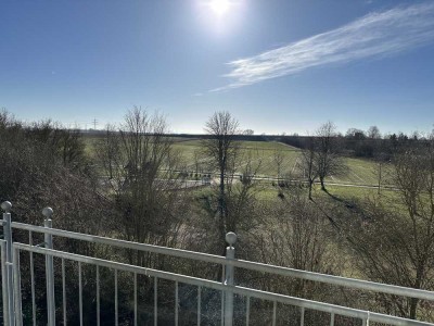 Attraktive Studio Wohnung mit weitem Blick ins Grüne und Klimaanlage im Wohnzimmer