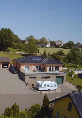 Hochwertiger Bungalow mit traumhaftem Ausblick in Tellig