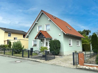 Leben in Bestlage: Modernisiertes Haus mit Pool, Traumgarten & nur wenige Schritte zum Goitzschesee