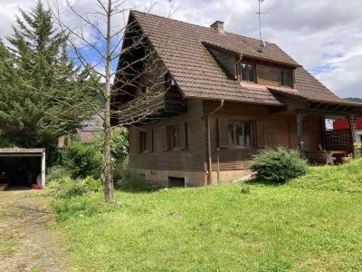 Liebhaberobjekt mit Schwarzwaldblick – Holzhaus in Traumlage mit Potenzial