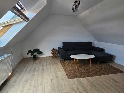 Helle und freundliche 4-Zimmer-Maisonette- Wohnung mit Balkon und Einbauküche in Neuss