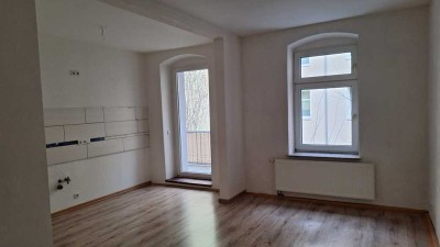 großzüge Wohnung mit großer Wohnküche und Balkon