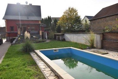 Einfamilienhaus mit grüner Hofanlage, Pool und Nebengelass