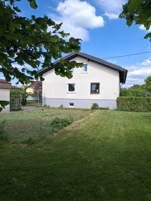 Neu renovierte 4-Zimmer-Wohnung mit Garten