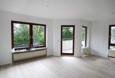 Sehr schöne renovierte 2 Zimmer-Wohnung mit Balkon + neuer Einbauküche + Stellplatz!