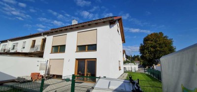... Neubau-Erstbezug DHH mit ca. 175m² Wfl. mit Luft-Wärme-ZH + PV in ruhigem Wohngebiet ...
