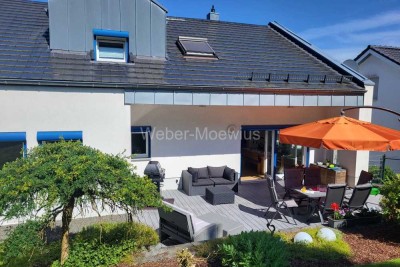 Kernsaniertes Zweifamilienhaus in Aussichtslage / Terrasse, Garten / Doppelcarport, Bike-Garage