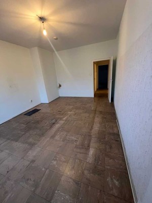 Helle 3,5-Zimmer Wohnung im 4. OG mit Aufzug in Duisburg-Dellviertel