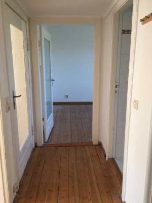 Zentrumsnahe 2,5- Zimmer- Wohnung mit Einbauküche und Balkon im sanierten Altbau provisionsfrei