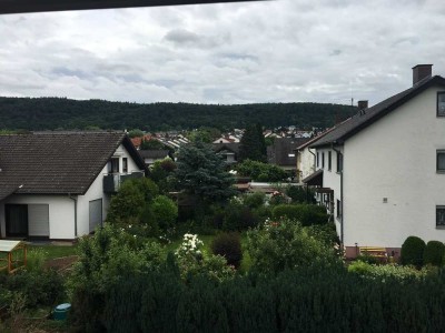 Helle, großzügige  3-Zimmer-Dachgeschosswohnung mit EBK