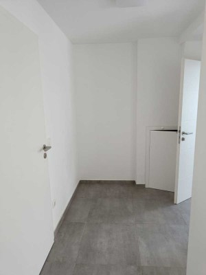 Teilmöblierte, zeitlich befristete 2-Raum-DG-Wohnung mit Einbauküche in Regensburg