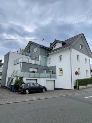 „Mitten in Taunusstein-Hahn“ Große 4-Zimmer mit Dachterrasse, Garage und offenem Dachgiebel
