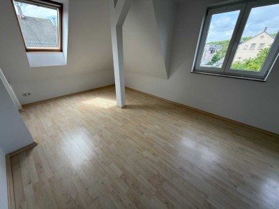 Dachgeschoß + roßer Balkon + Bad mit Dusche !!!