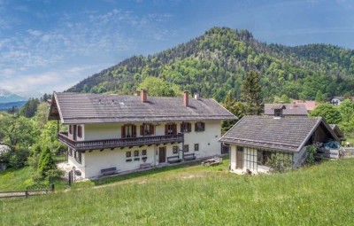 HISTORISCHES BAUERNHAUS MIT BERGBLICK