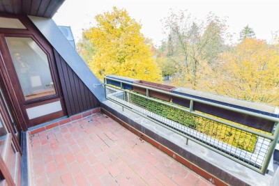 Helle Dachgeschosswohnung mit Terrasse, Balkon und PKW-Stellplatz (Garage)