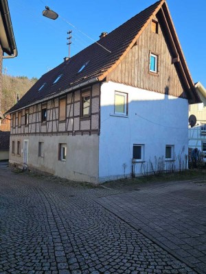 Charmantes Mehrfamilienhaus in Gernsbach – 4 Wohneinheiten mit Potenzial und Stellplätzen