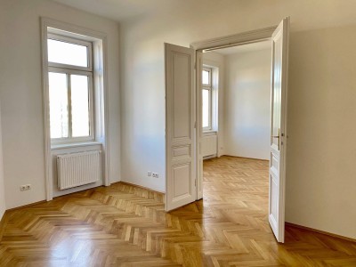 Erstbezug - Wunderschöne Altbauwohnung mit neuer Küche und neuem Bad. (für eine WG geeignet!)