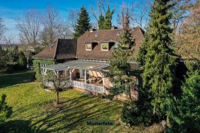 Einfamilienhaus, Schwimmhalle, Garage - provisionsfrei