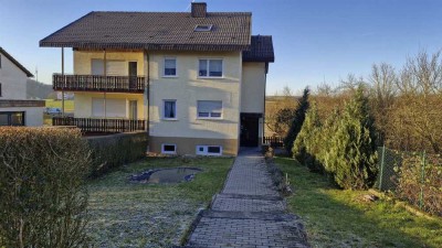 Zweifamilienhaus mit ausgebautem Dachgeschoss mit 4 Garagen und großem Garten