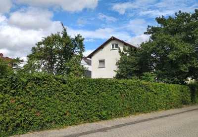 Einfamilienhaus mit großem Garten zum Wachküssen