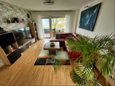 Schön geschnittene, helle 4 ZKB-Erdgeschosswohnung mit großem Balkon