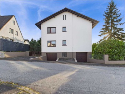 Zwei Leben unter einem Dach: Freistehendes Zweifamilienhaus mit Garten in Haibach.