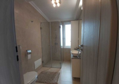 Exklusive, neuwertige 2-Zimmer-Dachgeschosswohnung mit lux. Innenausstattung mit EBK